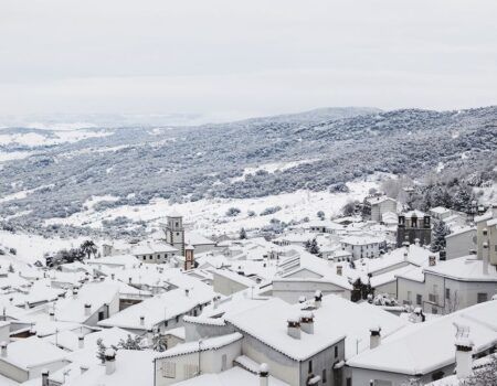 La nieve mantiene cortadas carreteras en Granada, Córdoba y Cádiz