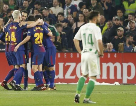 El Betis soñó durante una hora y el Barcelona lo despertó con una manita