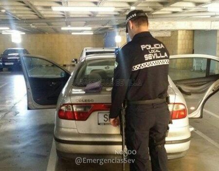 Inmovilizado en el aeropuerto un taxi pirata con más de 20 años de antigüedad