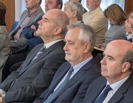 Chaves y Griñán regresan al banquillo. Se reanuda el juicio de los ERE