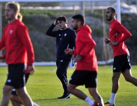 El Sevilla FC entrena en Año Nuevo a puerta abierta a las órdenes de Montella