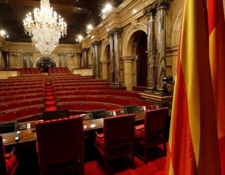 Se constituye el Parlamento de Cataluña, definido por Boadella como «Teatro Nacional de Cataluña»