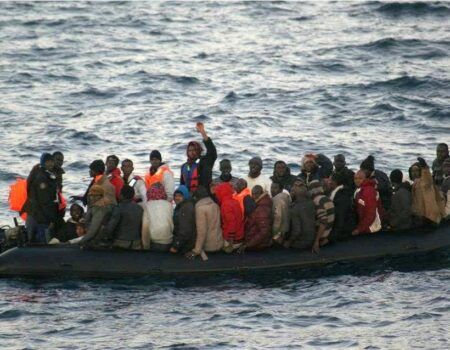 Vox advierte que la oleada de pateras con inmigrantes ilegales continúa en las costas andaluzasGavira: “Ya llegan por tierra, mar y aire”