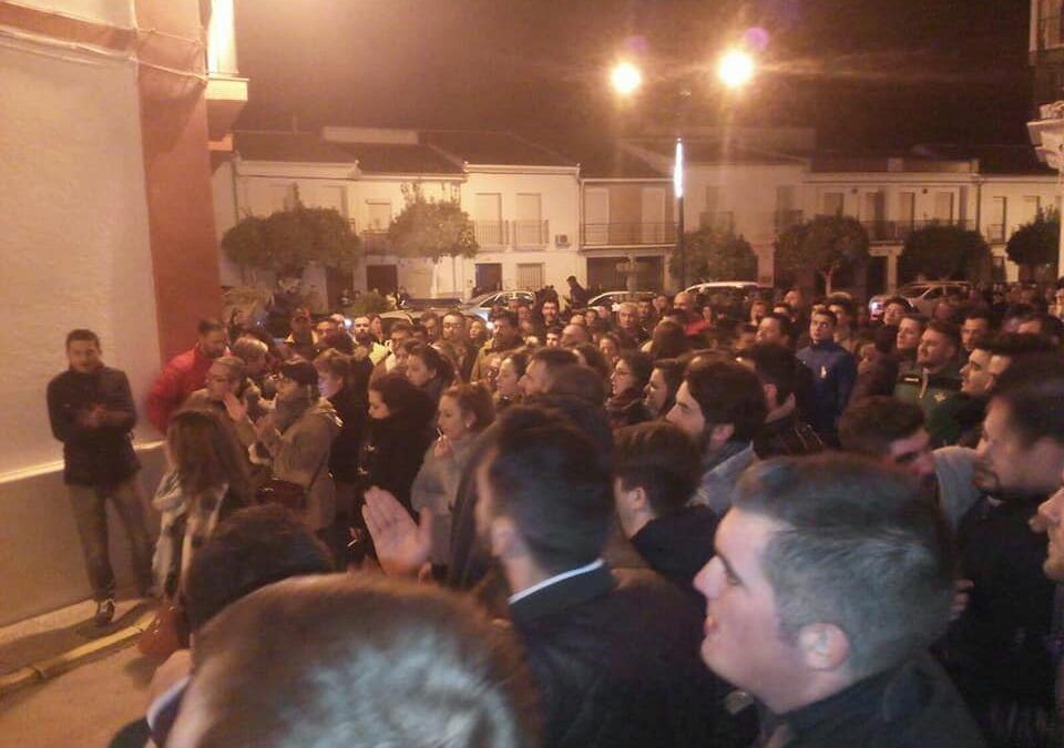 Concentración ante las puertas de la jefatura de la Policía Local de Pedrera.