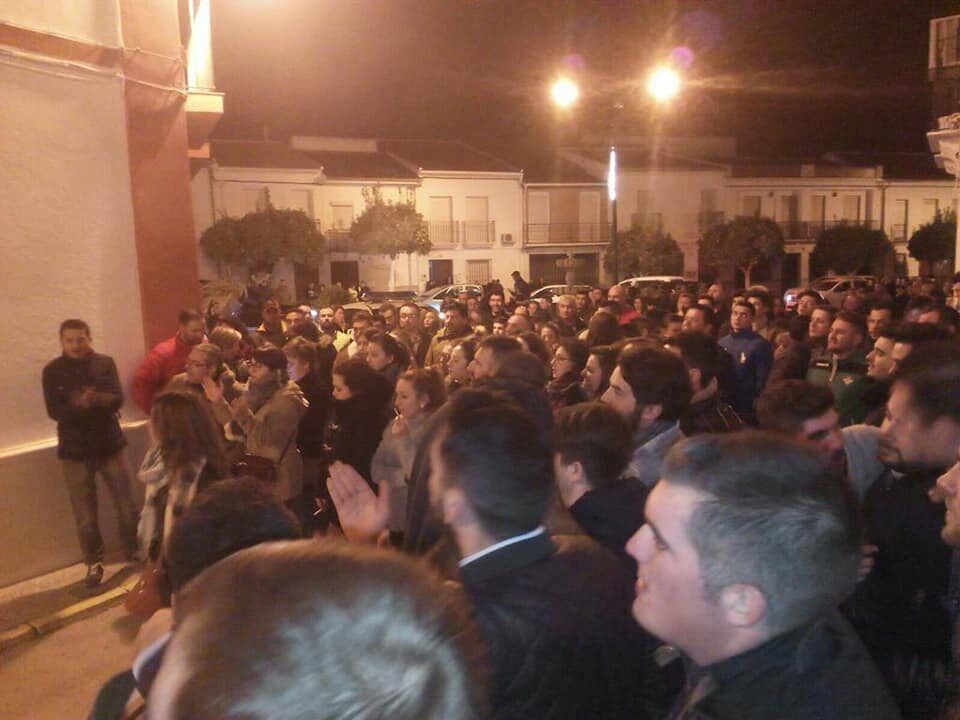 Concentración ante las puertas de la jefatura de la Policía Local de Pedrera.