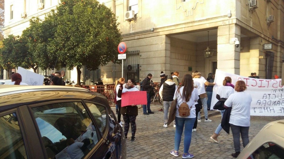 Familiares de los asesinados, a las puertas de los juzgados de Sevilla.