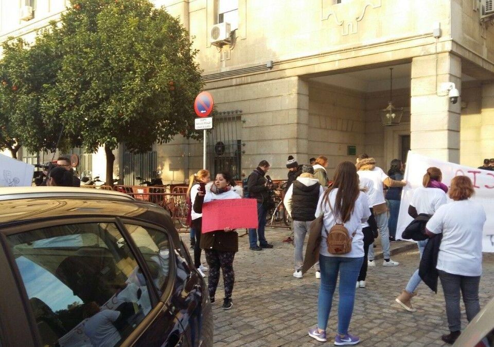 Familiares de los asesinados, a las puertas de los juzgados de Sevilla.