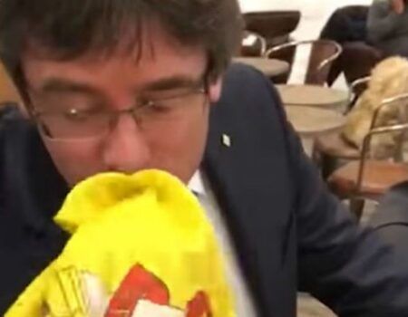 Puigdemont besa por dos veces la bandera española