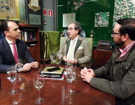 Millán apuesta por “visibilizar la gran labor social de las hermandades” en su reunión con el Hermano Mayor de la Macarena