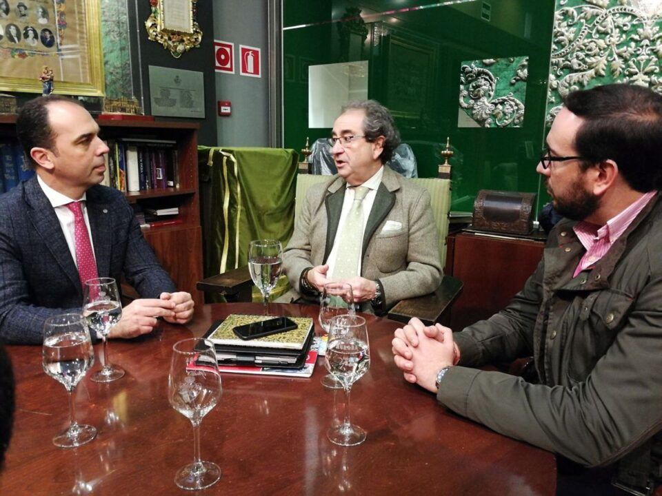 El portavoz de Ciudadanos y el Hermano Mayor de la Macarena