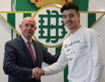 El Real Betis hace oficial el fichaje del delantero Raúl Uche para el filial