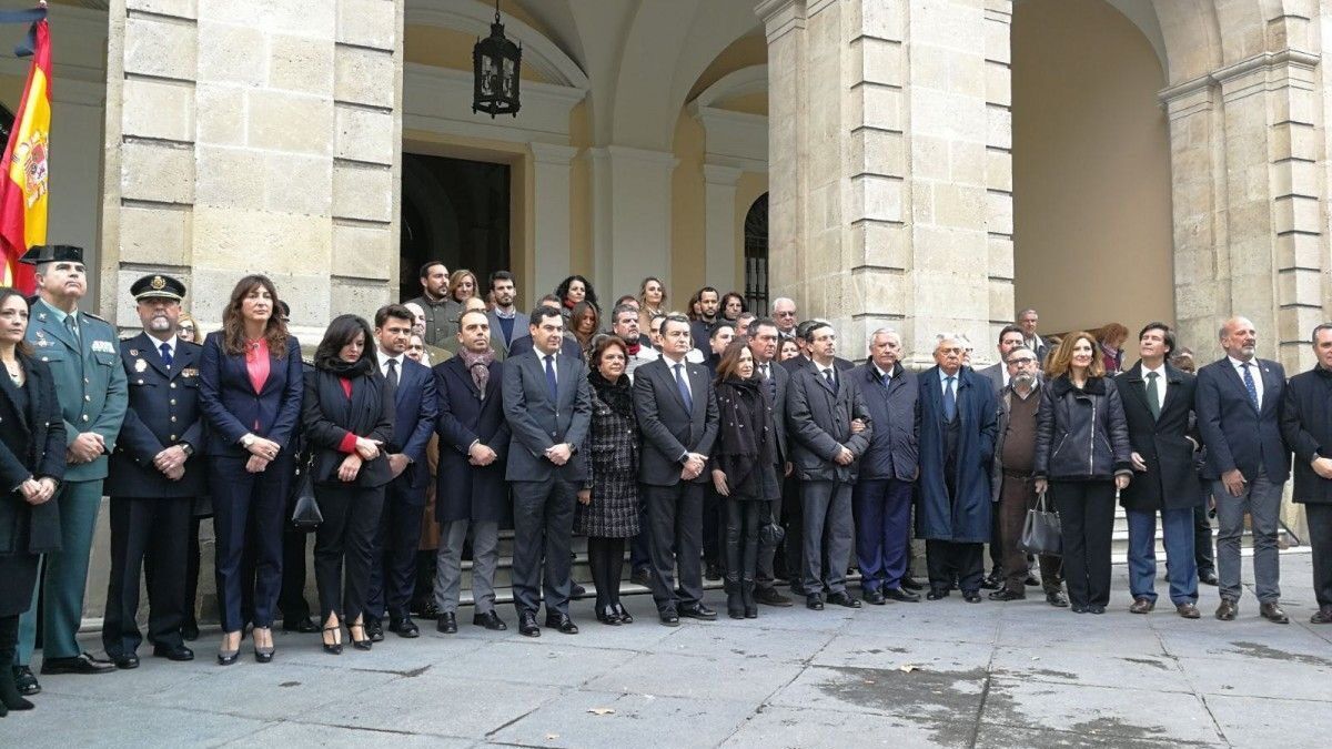 La corporación, en el minuto de silencio por Alberto y Ascen