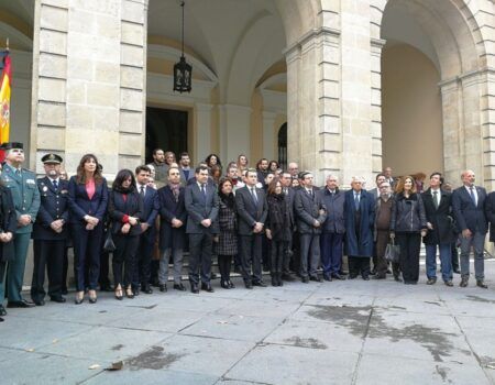 Todos los partidos políticos se unen en el minuto de silencio en memoria de Alberto y Ascen