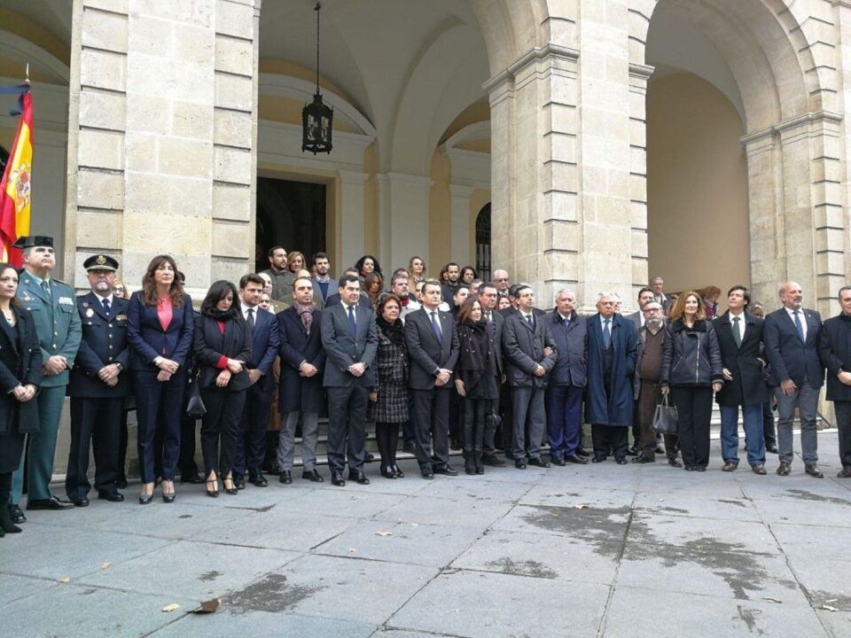 La corporación, en el minuto de silencio por Alberto y Ascen