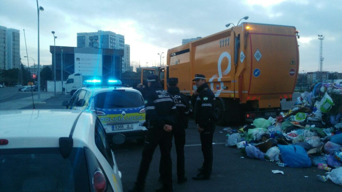 Segundo caso en Lipasam de un hombre durmiendo en un contenedor, en pocos días