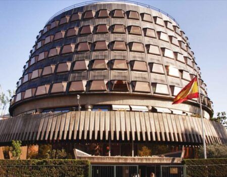 El BOE publica el auto del Constitucional que suspende la investidura de Puigdemont si no está presente