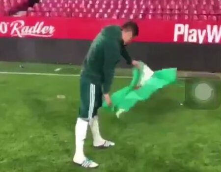 Joaquín se puso a torear en el césped del Sánchez-Pizjuán tras el 3-5
