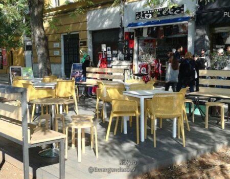 Una heladería del Paseo Colón instala una tarima para veladores en zona ajardinada