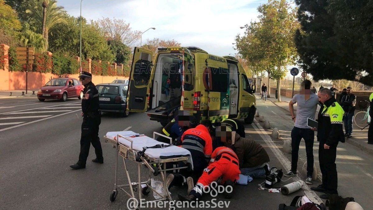La ciclista, de entre 45 a 50 años, ha sido ingresada en un centro hospitalario de Sevilla