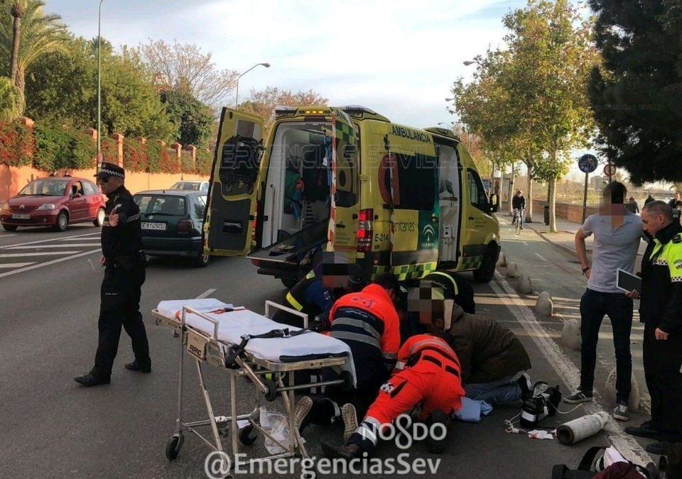 La ciclista, de entre 45 a 50 años, ha sido ingresada en un centro hospitalario de Sevilla
