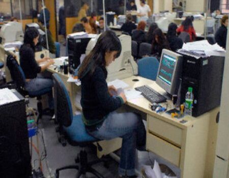 La jornada laboral de 37,5 horas semanales para empleados públicos comienza a aplicarse este lunes