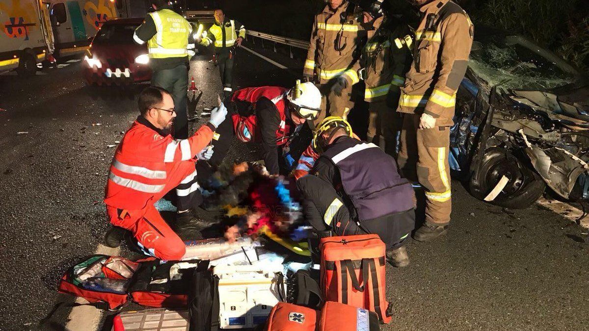 Los servicios de emergencias atendiendo a uno de los heridos.