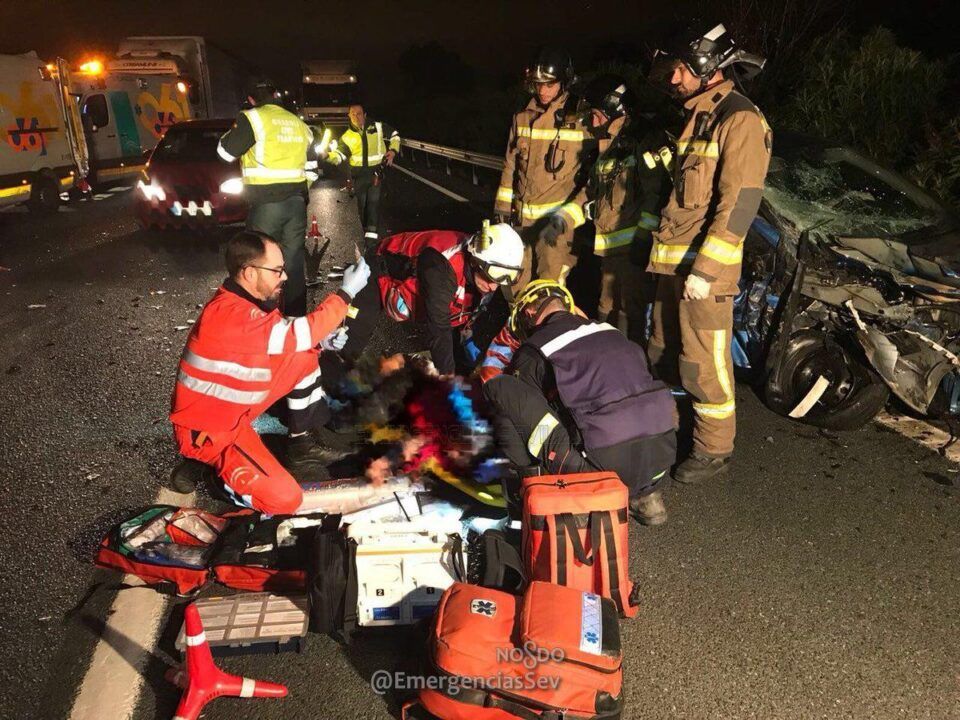 Los servicios de emergencias atendiendo a uno de los heridos.