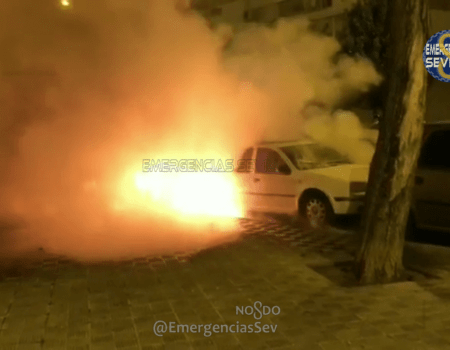 Arden tres vehículos en la calle Valdelarco, en el Distrito Norte