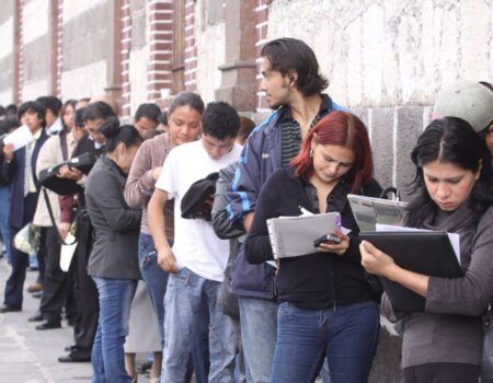EPA. Baja la tasa de paro juvenil y los de larga duración