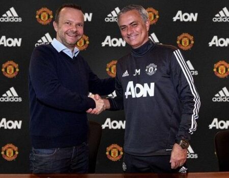 El Manchester United anuncia la renovación de Mourinho por un año más