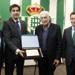 Rogelio Sosa recibe un recuerdo del 40 Aniversario de la I Copa del Rey