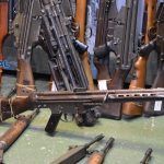 Francia entrega a España documentos y armas incautadas a ETA en los últimos 20 años