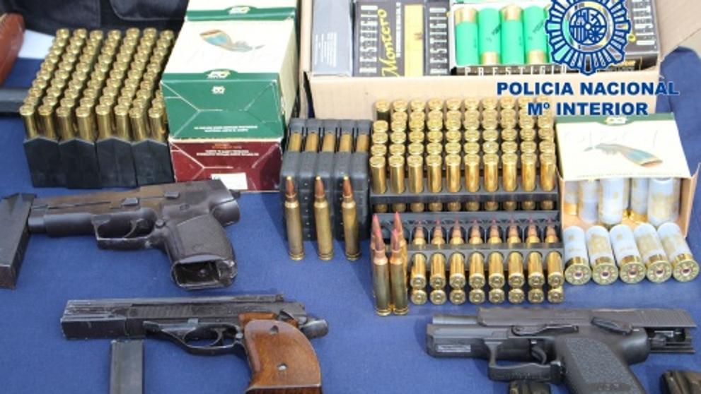 Armas y munición incautados a los narcos