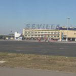 Un pinchazo en una avioneta provoca el cierre del aeropuerto y el desvío de vuelos