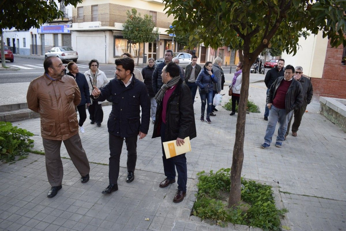 La delegación del PP en su visita al barrio Virgen de los Reyes