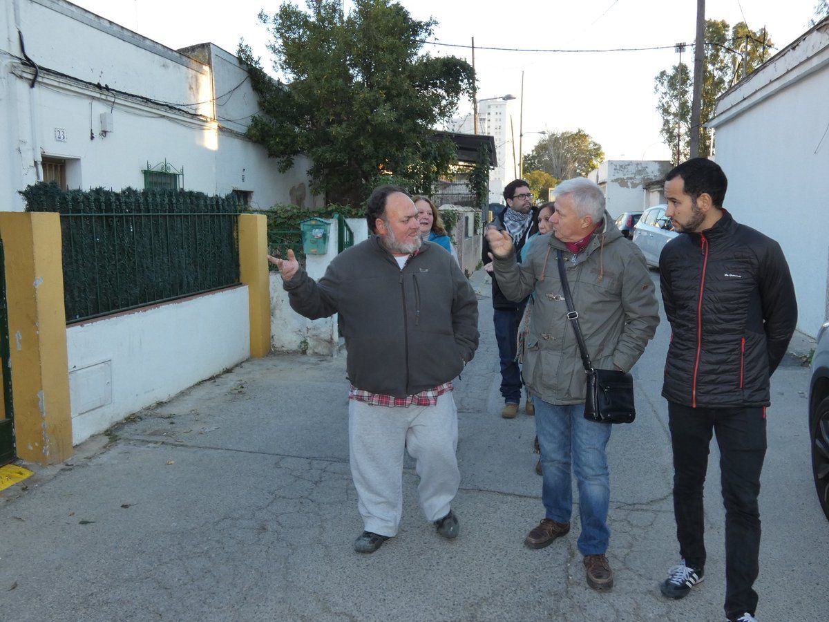 El portavoz de Iu en su visita a la barriada Guadaíra