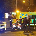 Dos heridos graves tras caer de una moto y colisionar con un coche en San Lázaro