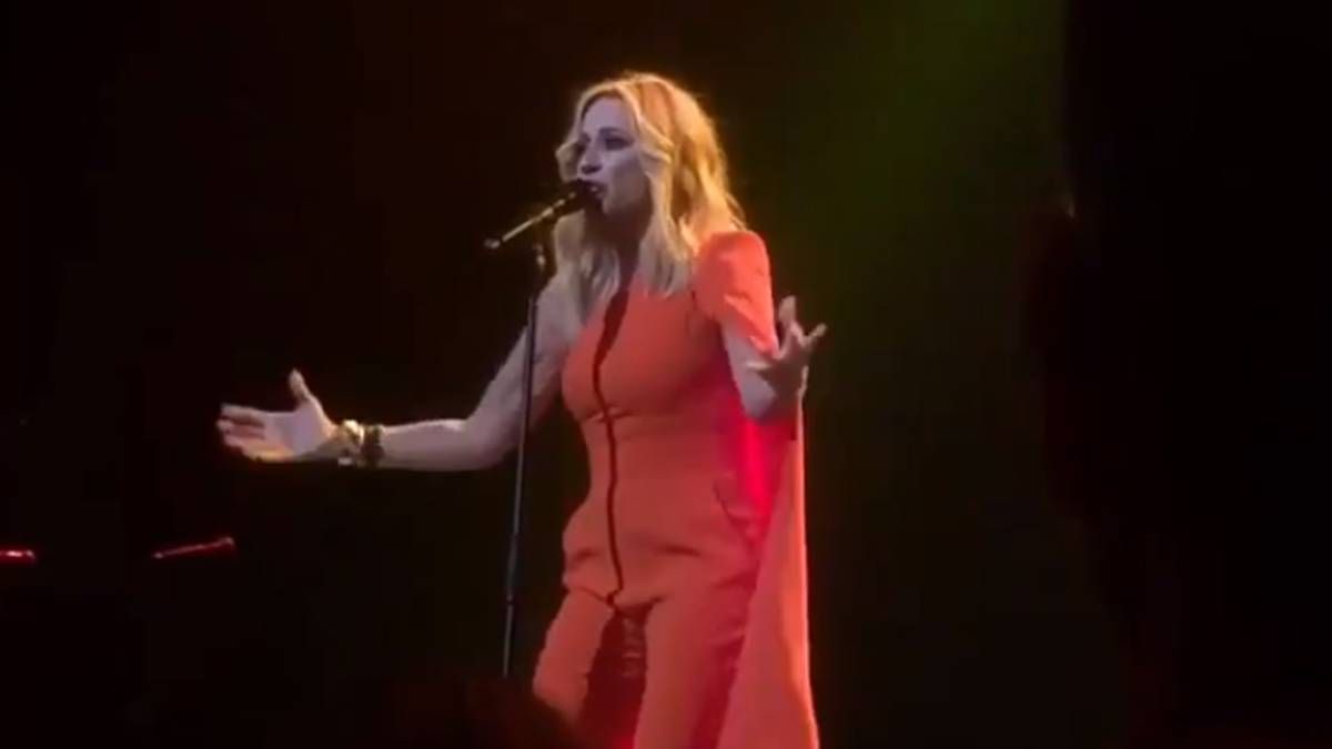 Marta Sánchez emocionó cantando su versión del himno de España