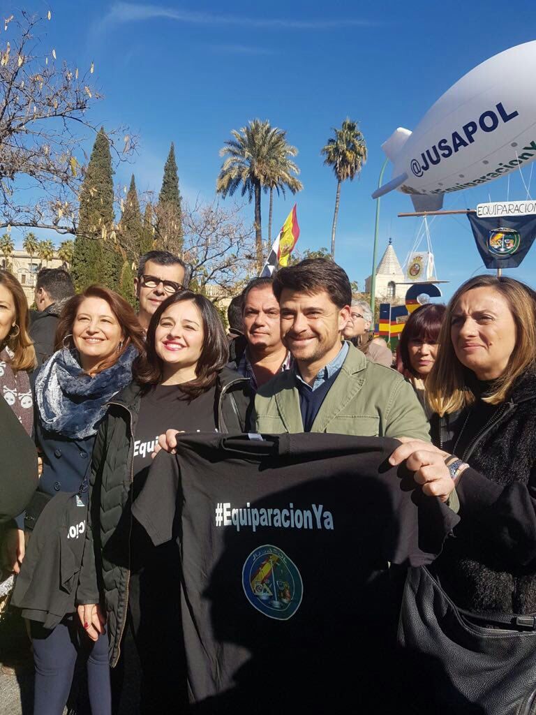 En la manifestación han participado los máximos responsables del PP en Sevilla Virginia Pérez y Beltrán Pérez