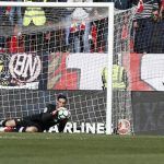 Un soberbio Sergio Rico permite al Sevilla FC sumar un triunfo vital para seguir en zona europea
