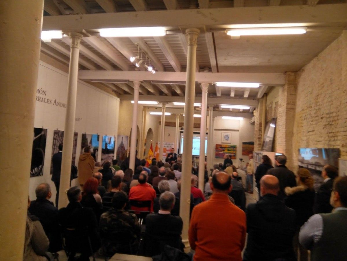 Numeroso público, de todas las edades, acudió a la presentación de Tabarnia en el centro cultural La Revuelta