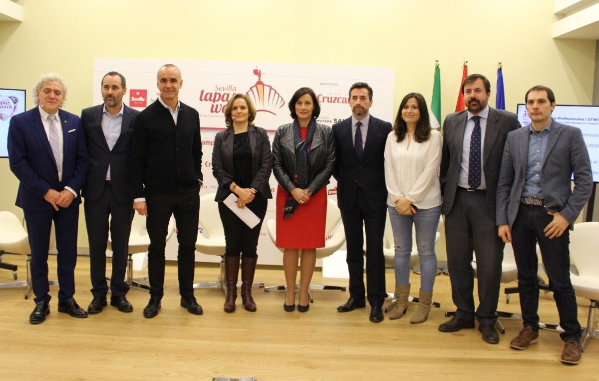 Representantes institucionales y del sector hostelero de Sevilla y de Santander