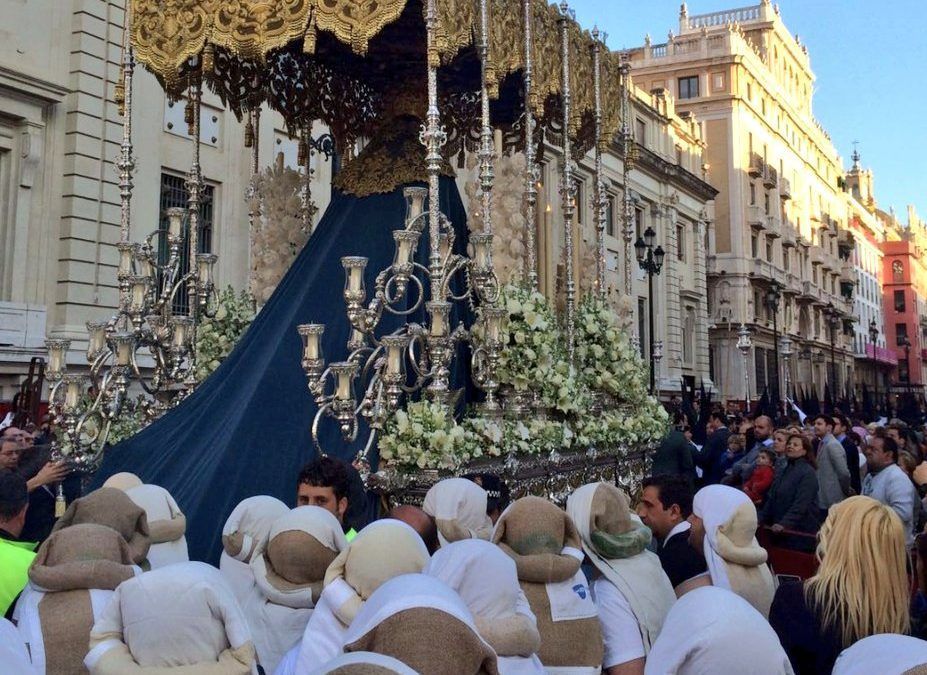 Relevo de costaleros. Foto: Consejo de HH. y CC.