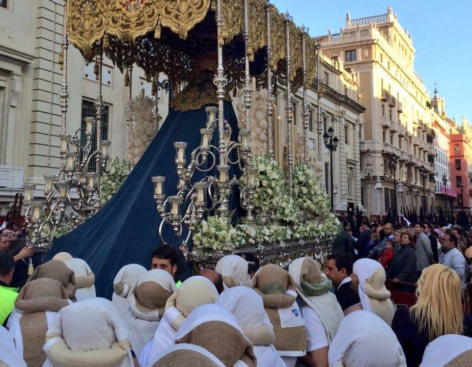 Relevo de costaleros. Foto: Consejo de HH. y CC.