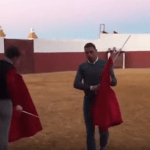 Joaquín muestra sus dotes de torero con un eral de Fuente Ymbro