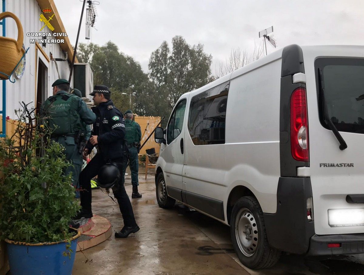 La operación de la Guardia Civil ha contado con el apoyo de la Policía Local de Sevilla. Se han registrado varias viviendas.