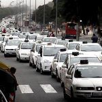 Masivo seguimiento del taxi en la protesta contra el Ayuntamiento