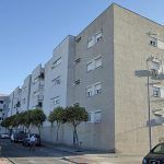 Una familia, obligada a abandonar su vivienda social forzada por sus vecinos