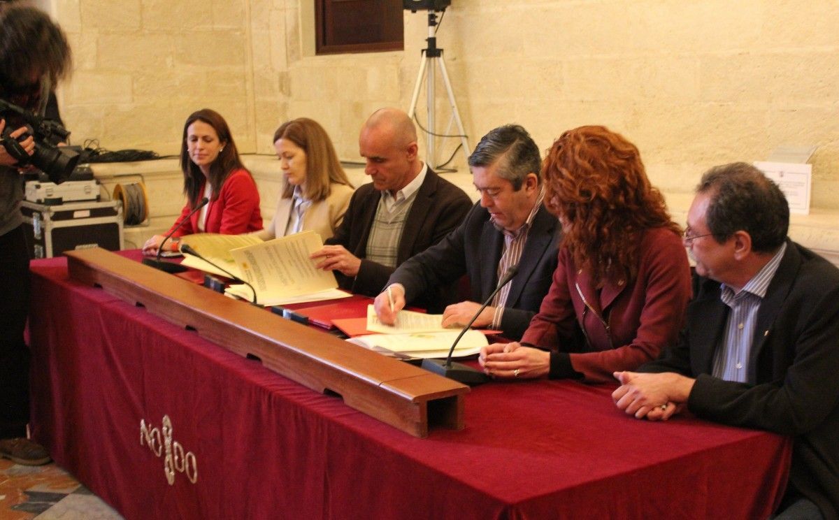 Firma del convenio que permite el desbloqueo de los suelos de la Fábrica de Vidrio