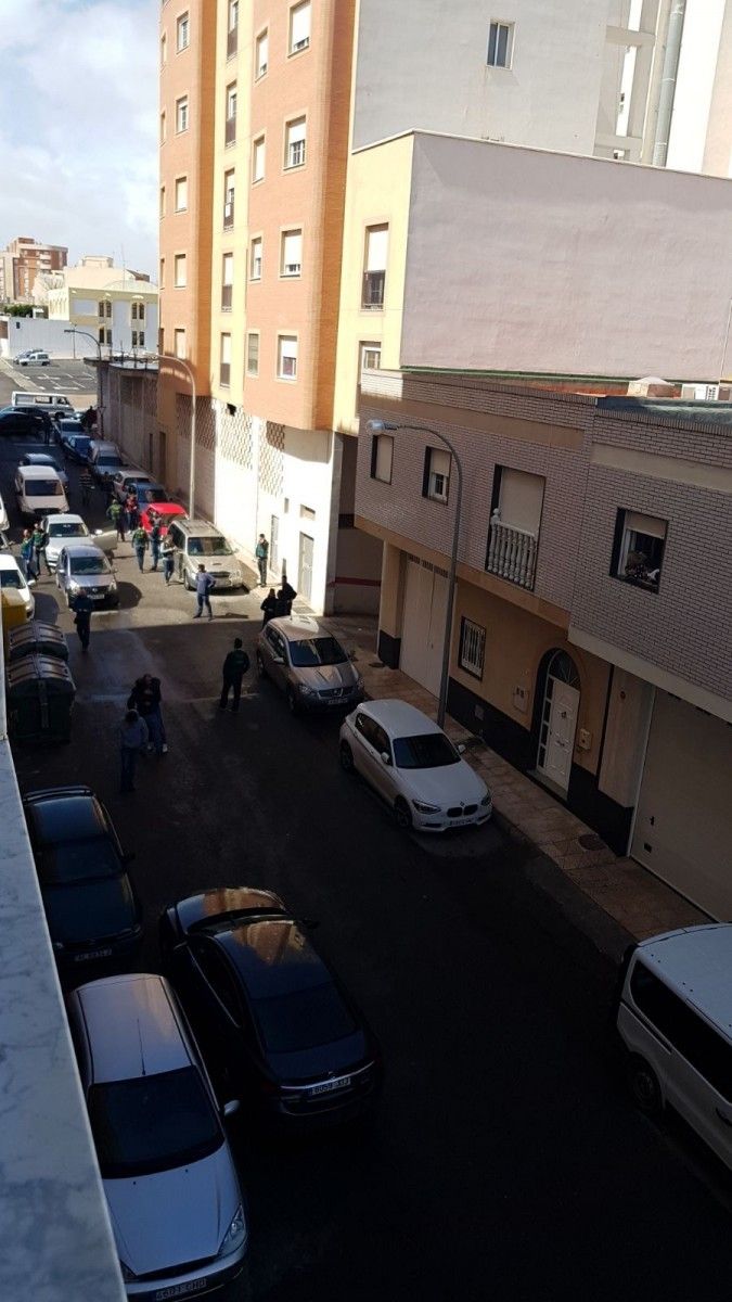 Guardias Civiles se abrazan tras confirmar el hallazgo del cuerpo en el maletero del vehículo